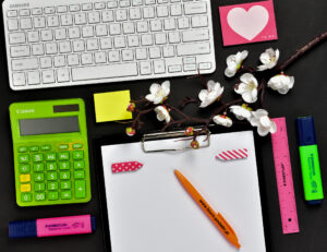 Zwolnienie podmiotowe z VAT, a usługi związane z nieruchomościami